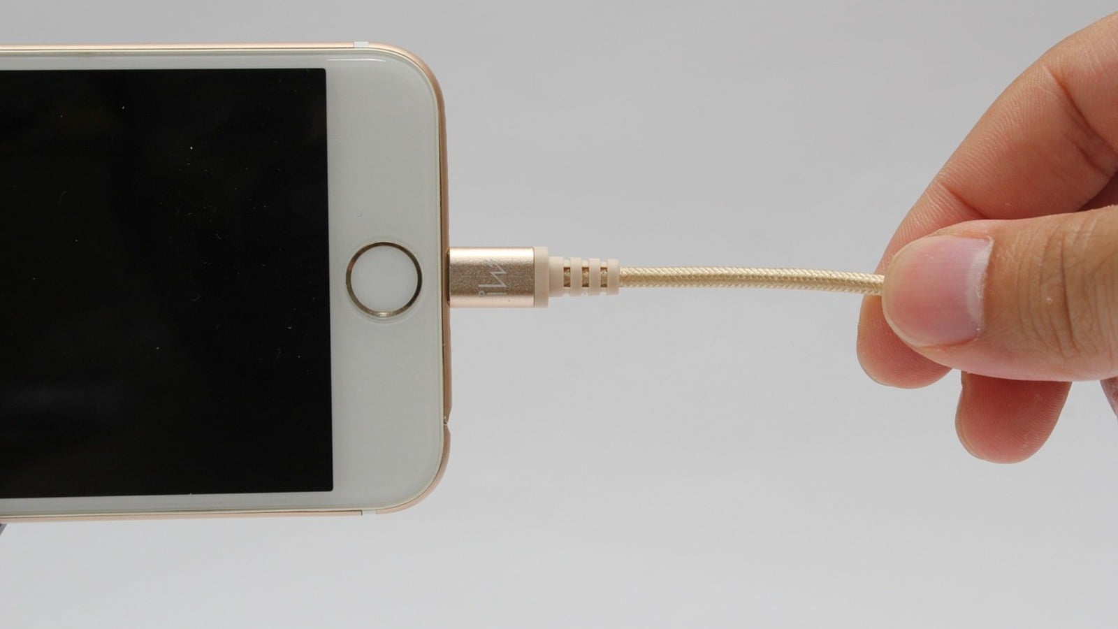 iOS 26 มาพร้อมฟีเจอร์ใหม่ ป้องกันการขโมยข้อมูลผ่านสายชาร์จ ที่หลายคนอาจมองข้าม