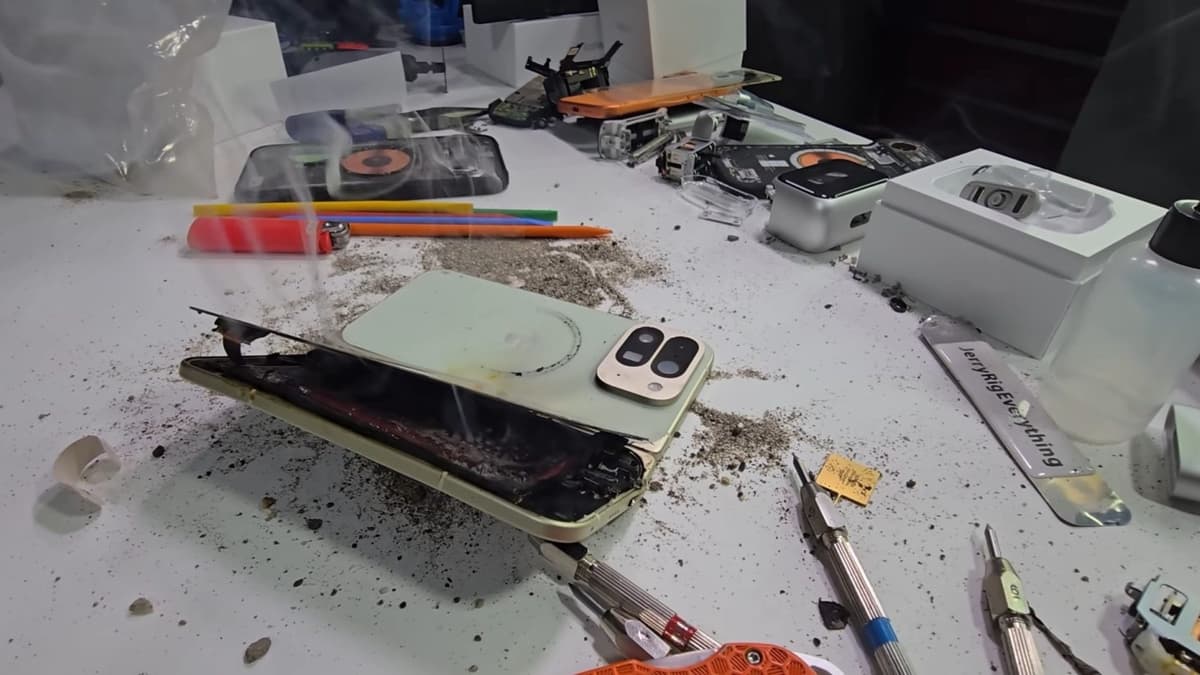 Pixel 10 Pro Fold ไม่รอดมือ JerryRigEverything เจอปัญหาเดิม เพิ่มเติมคือไฟลุก!