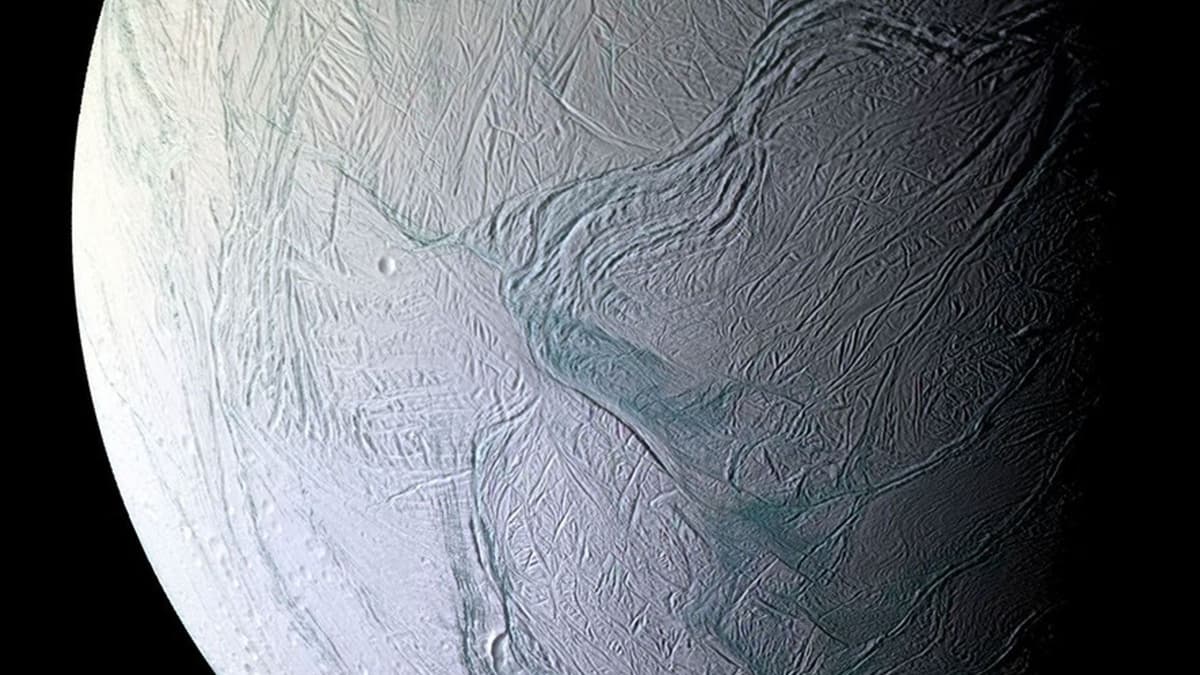 มหาสมุทรบน Enceladus อาจเอื้อต่อสิ่งมีชีวิตกว่าที่คิด หลังพบความร้อนที่ขั้วโลกเหนือ
