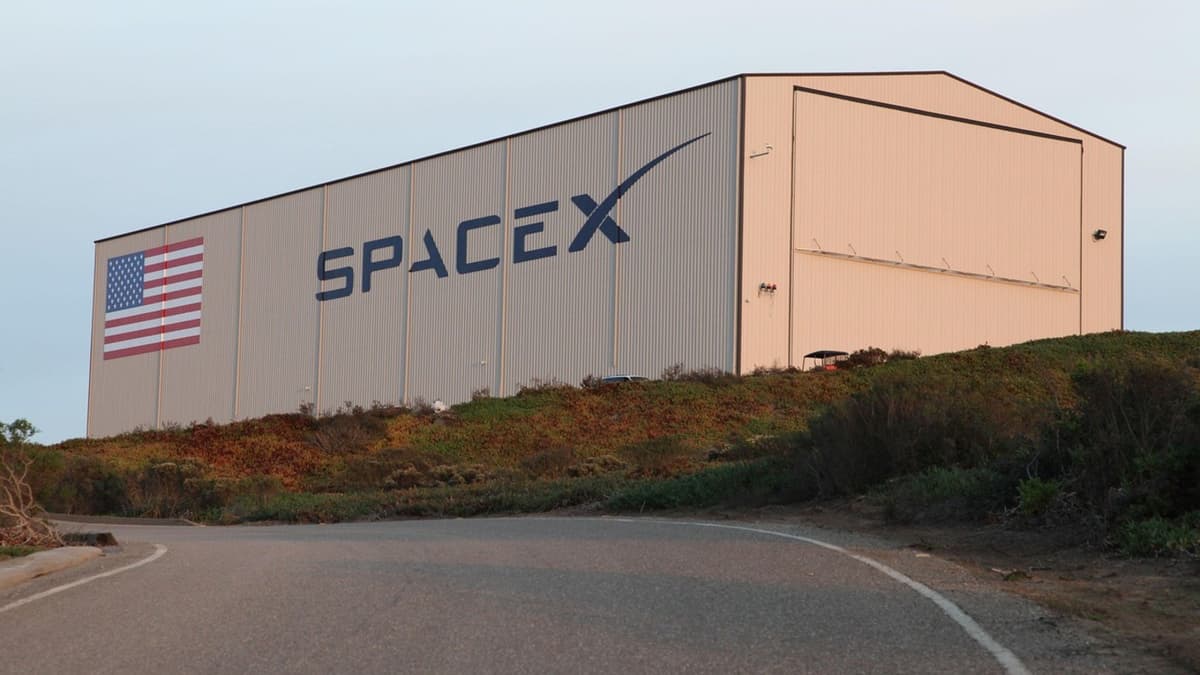 SpaceX ปิดดีลซื้อ xAI! ปูพรมดาวเทียม 1 ล้านดวงสร้าง Data Center ลอยฟ้า