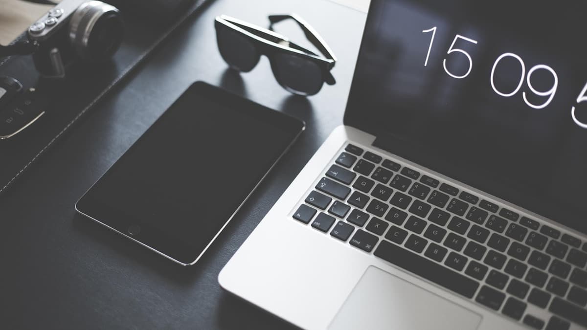 ลือสนั่น! Apple เตรียมฉีกกฎ ส่ง MacBook Pro จอสัมผัส ผสานร่าง Mac และ iPad