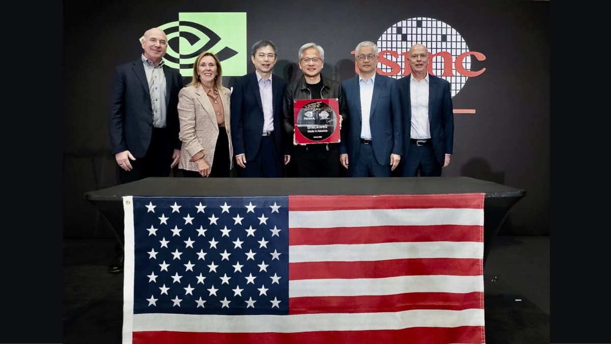 ฝันเป็นจริง! NVIDIA และ TSMC โชว์แผ่นเวเฟอร์ชิป Blackwell แรกที่ผลิตในอเมริกา