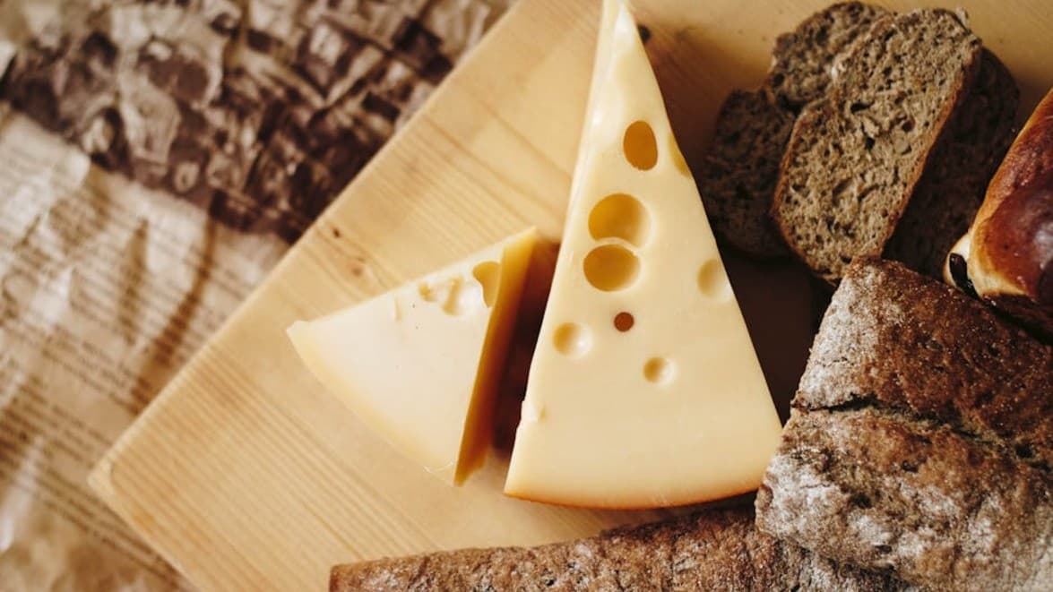 วิจัยญี่ปุ่นเผย การกินชีสอาจสัมพันธ์กับความเสี่ยงภาวะสมองเสื่อมที่ลดลง