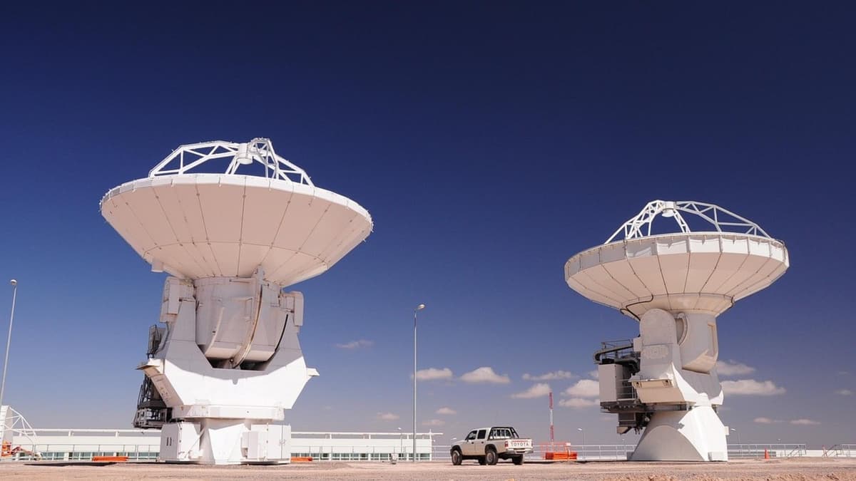 หรือเราหาเอเลี่ยนผิดวิธี? นักวิทย์ UCLA เสนอแผน 'Broadband SETI' สแกนคลื่นกว้าง