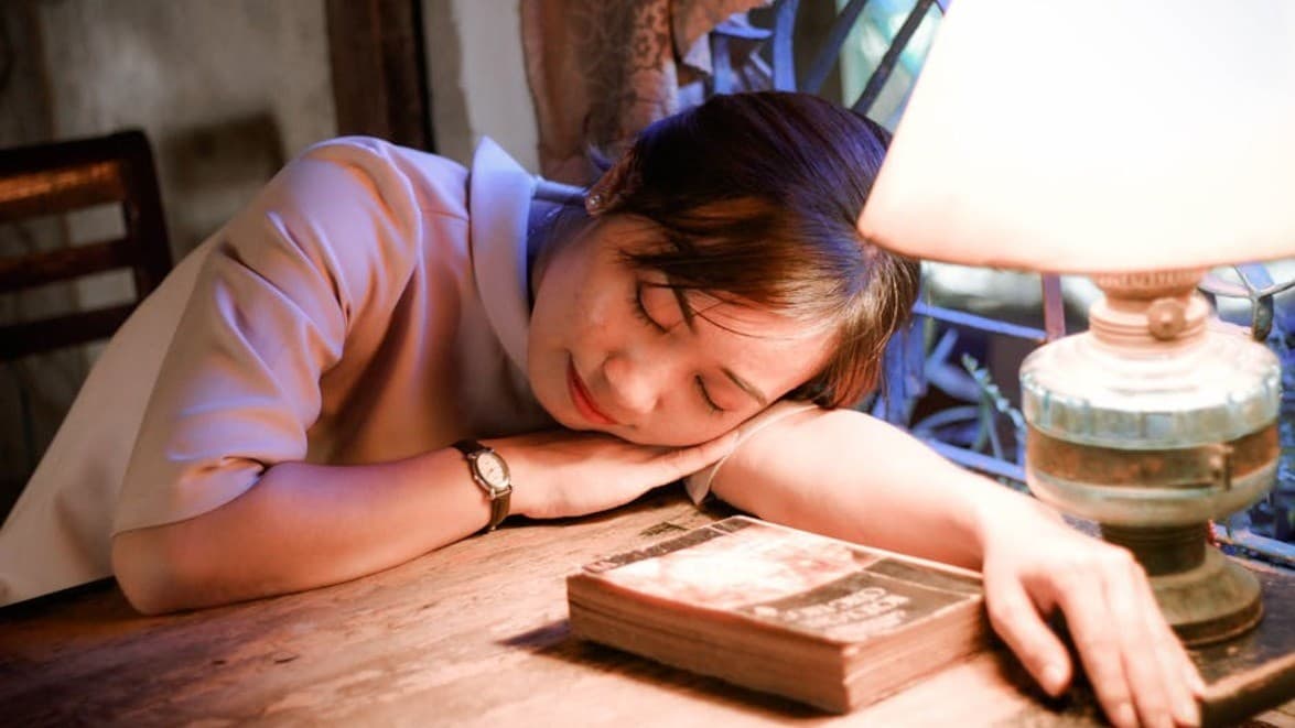 งานวิจัยชี้ เราไม่ได้ 'เคลิ้มหลับ' แต่สมองมี 'จุดพลิกผัน' ก่อนผล็อยหลับไปเลย