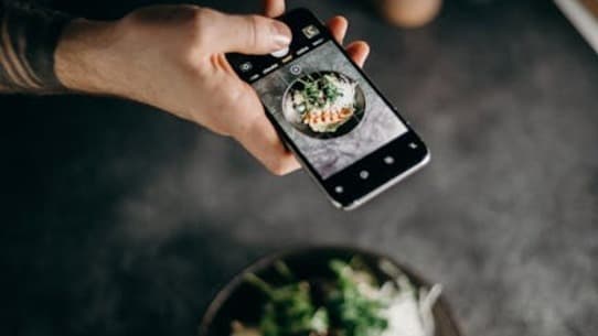 สวย สุขภาพดี แค่ปลายนิ้ว? เบื้องหลัง Wellness Influencer กับข้อมูลสุขภาพลวงโลก