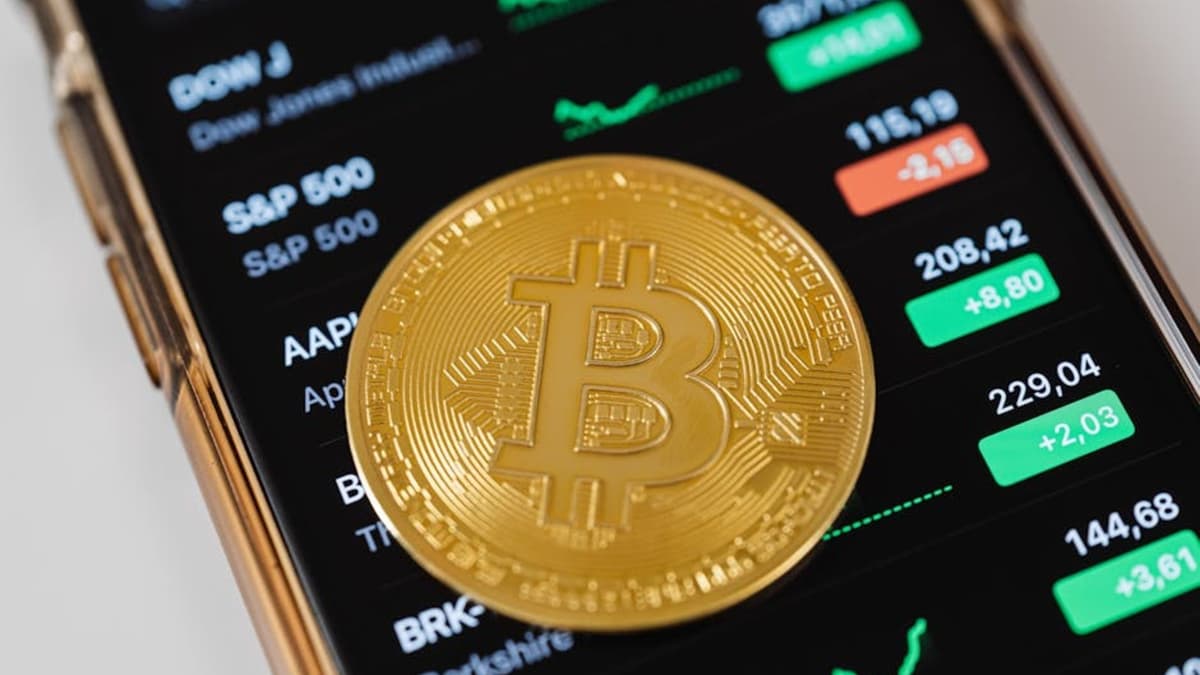 Bitcoin ร่วงหลุด $100,000 ครั้งแรกในรอบหลายเดือน เกิดอะไรขึ้น?
