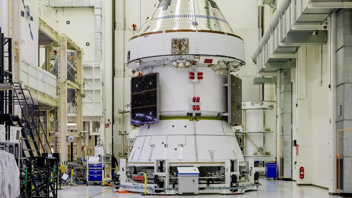 NASA เตรียมเคลื่อนจรวด Artemis II ขึ้นฐานยิง ลุ้นปล่อยยานรอบดวงจันทร์กุมภานี้