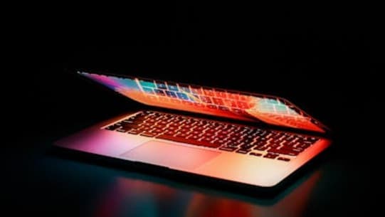 ลือ Apple ซุ่มทำ MacBook Pro จอสัมผัส คาดเปิดตัวพร้อมชิป M6