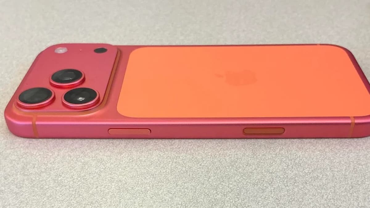 iPhone 17 Pro สีส้มกลายเป็นชมพู! ต้นตออาจมาจากน้ำยาทำความสะอาดใกล้ตัว